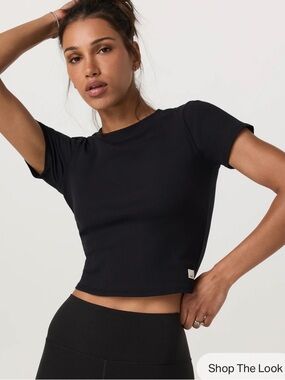 Pose fitted black tshirt Vuori new